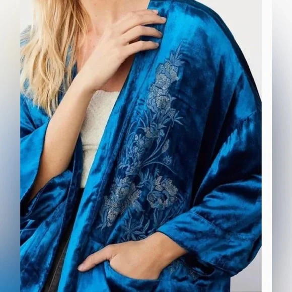 HP❤️❤️NWT Anthropologie Malin Velvet Kimono Jacket - Picture 1 of 9